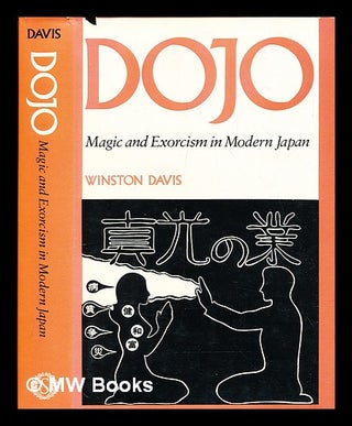 Item #389509 Dojo : magic and exorcism in modern Japan. Winston Davis, 1939